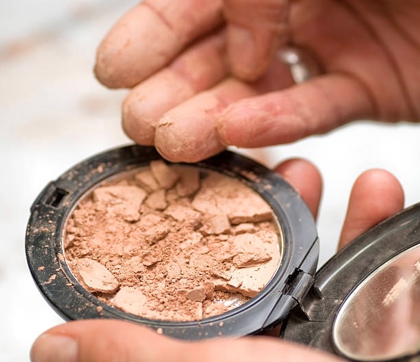 Is applying powder good for face