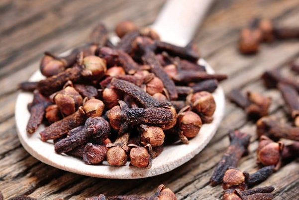 Is clove water good for skin ?