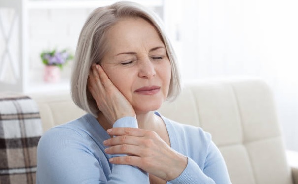 Is it good to put water in your ear ?
