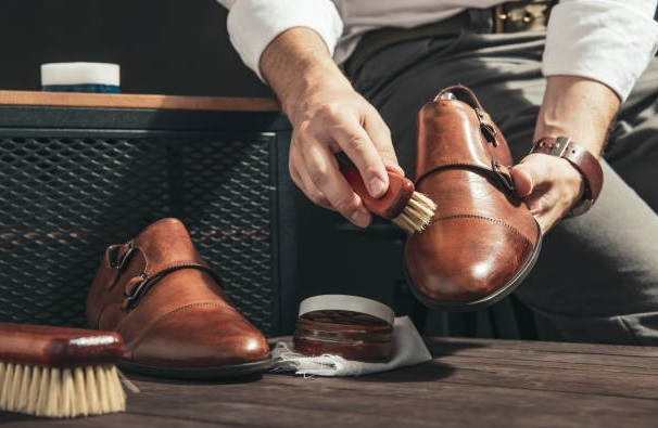 Should i wear shiny shoes ?