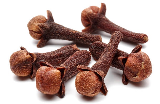 Is clove water good for skin ?