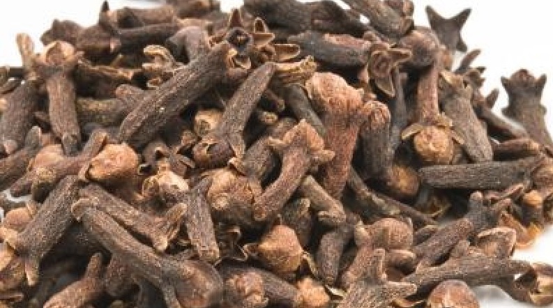 Is clove water good for skin ?