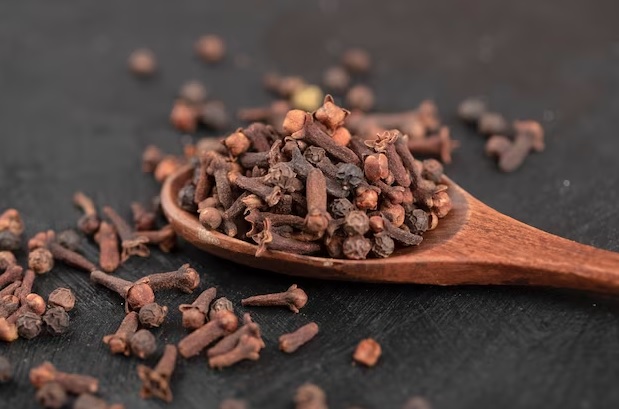 Is clove water good for skin ?