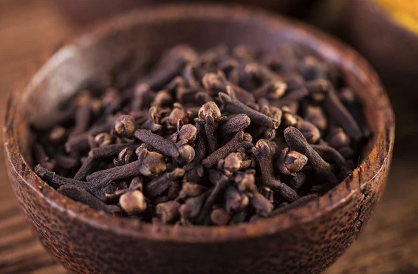 Is clove water good for skin ?