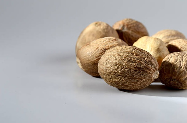 Can we apply nutmeg on face ?