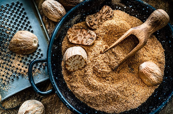 Can we apply nutmeg on face ?