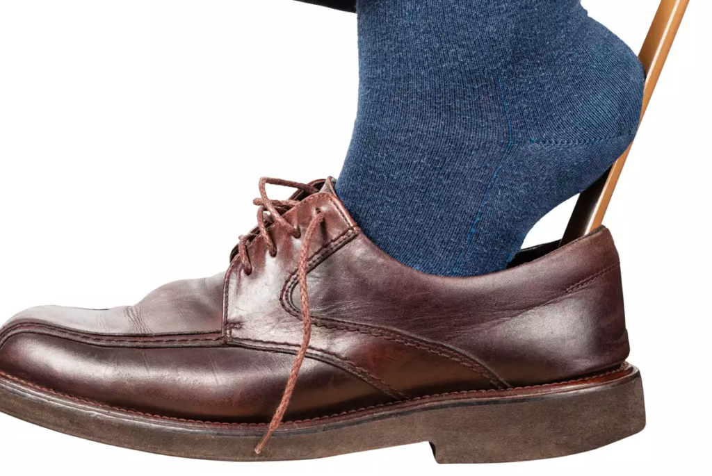 How to use shoe horn