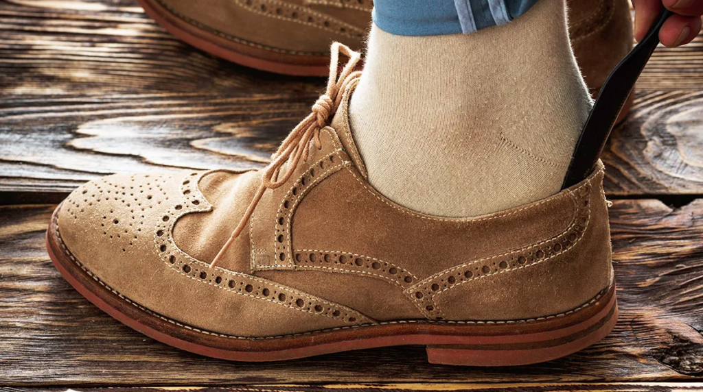 How to use shoe horn
