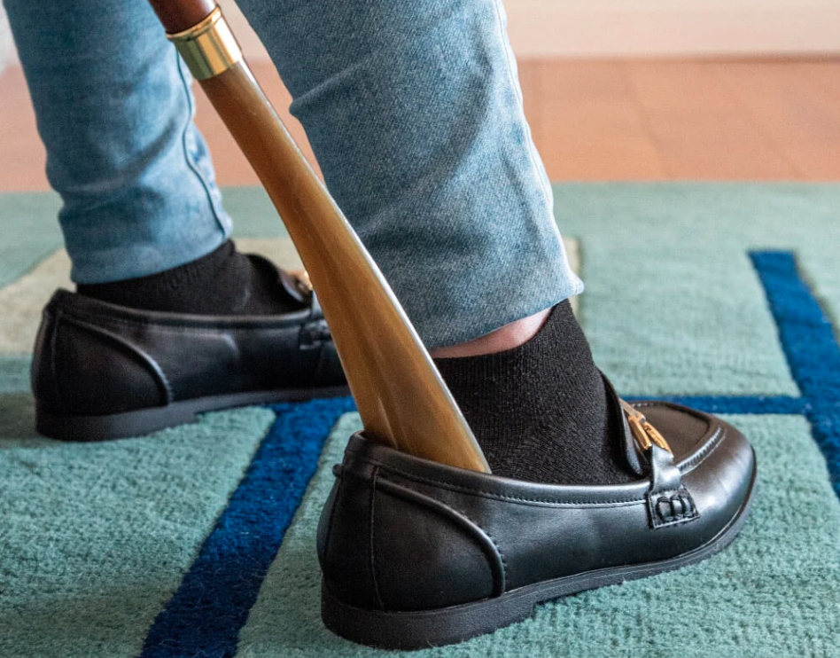 How to use shoe horn