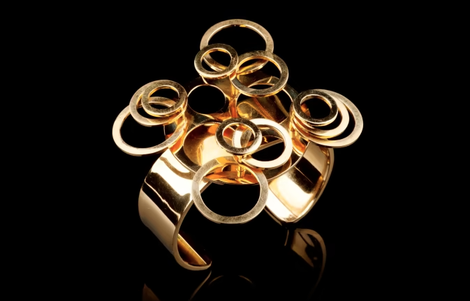 How to style kinetic jewelry