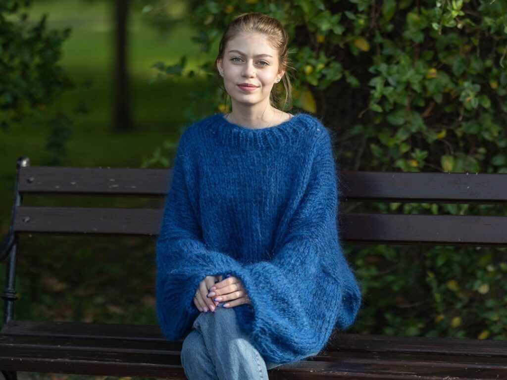 How to style a holey sweater ?